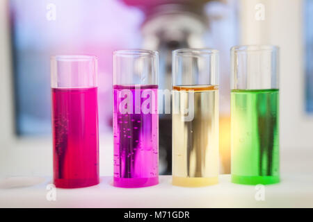 Labor Rohr wird von Wissenschaftlern und Studenten für die Analyse und Untersuchung in chemischen Laboratorien für die Forschung verwendet, Experimente in der Wissenschaft, Bildung d Stockfoto