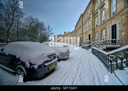 Teure Autos in tiefem Schnee auf Park Circus Glasgow nach dem Tier aus dem Osten im Jahr 2018 schlug Stockfoto