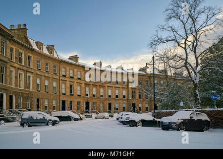 Teure Autos in tiefem Schnee auf Park Circus Glasgow nach dem Tier aus dem Osten im Jahr 2018 schlug Stockfoto