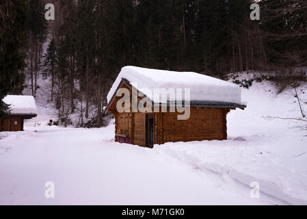 Tiefer Schnee bedeckt das Dach einer Hütte auf einem Trail am Lac de in der Nähe von Morzine Montriond Haute Savoie Portes du Soleil Frankreich Stockfoto