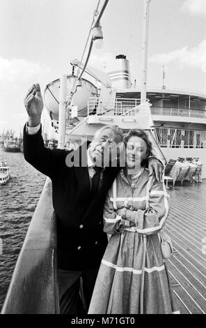 Der deutsche Tierfilmer und Publizist Heinz Sielmann im Hamburger Hafen, Deutschland 1980er Jahre. Deutsche wildlife Fotograf und Dokumentarfilmer Heinz Sielmann am Hamburger Hafen, Deutschland der 80er Jahre. Stockfoto