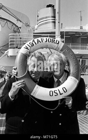 Der deutsche Tierfilmer und Publizist Heinz Sielmann im Hamburger Hafen, Deutschland 1980er Jahre. Deutsche wildlife Fotograf und Dokumentarfilmer Heinz Sielmann am Hamburger Hafen, Deutschland der 80er Jahre. Stockfoto