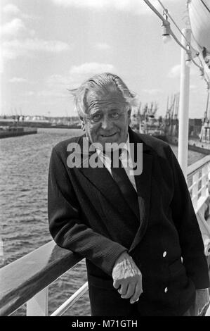 Der deutsche Tierfilmer und Publizist Heinz Sielmann im Hamburger Hafen, Deutschland 1980er Jahre. Deutsche wildlife Fotograf und Dokumentarfilmer Heinz Sielmann am Hamburger Hafen, Deutschland der 80er Jahre. Stockfoto