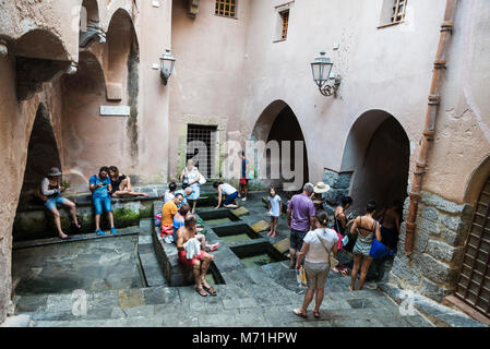 Cefalu, Italien - 8. August 2017: Lavatoio, einem mittelalterlichen, Wäscheservice, mit den Menschen um in der Altstadt von Cefalu in Sizilien, Italien Stockfoto