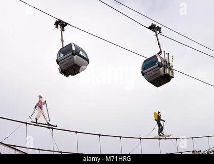 Eine Fahrt mit der Gondel fährt auf Kabel auf den Morzine Avoriaz Netzwerk über eine Brücke in Morzine Haute Savoie Portes du Soleil Frankreich Stockfoto