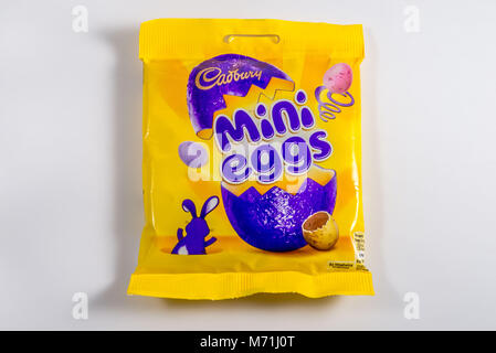 Ein Paket von Cadbury Chocolate mini Eier auf einem weißen Hintergrund. Stockfoto