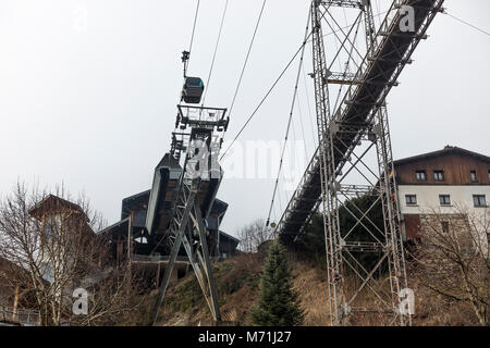 Eine Gondel, die neben einer Hängebrücke Gehweg im Skigebiet Morzine Portes du Soleil Haute Savoie Frankreich Stockfoto