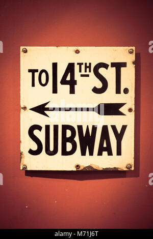 New York City U-Bahn Eingang Zeichen an der Wand Stockfoto