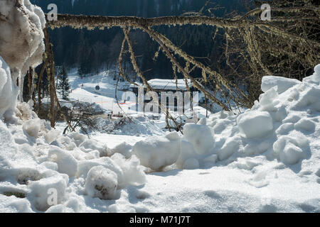 Schnee bedeckten Dächer der Gondelstation und Chalet Stil Geschäfte, Restaurants und Unterkünfte in der Nähe von Skigebiet Avoriaz bei Montriond Haute Savoie Frankreich Stockfoto