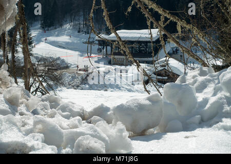 Schnee bedeckten Dächer der Gondelstation und Chalet Stil Geschäfte, Restaurants und Unterkünfte in der Nähe von Skigebiet Avoriaz bei Montriond Haute Savoie Frankreich Stockfoto