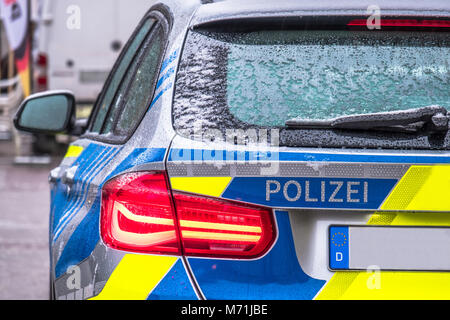 Polizei ist das deutsche Wort für Polizei - hier auf der Rückseite der Polizei Auto geschrieben. Stockfoto