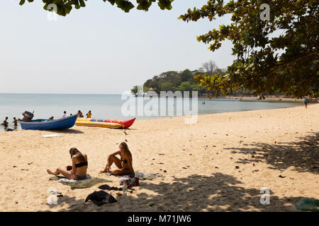 Einheimische und Touristen auf Kep Strand, Kep, Kampot Province, Kambodscha Asien Stockfoto