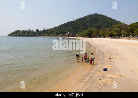 Die Menschen vor Ort am Strand, Kep Strand, Kep, Kampot Province, Kambodscha Asien Stockfoto