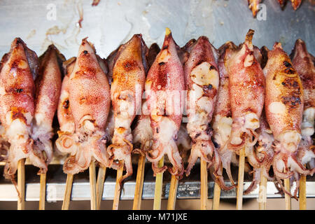 Gegrillte Meeresfrüchte einschließlich Tintenfisch in Kep Crab Markt, Kep, Kambodscha Asien Stockfoto