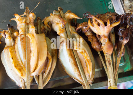 Gegrillte Meeresfrüchte einschließlich Tintenfisch in Kep Crab Markt, Kep, Kambodscha Asien Stockfoto