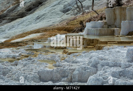 Heißes Wasser Pools in den Einzugsgebieten, aus dem die Mineralien, die er trägt, wie es die Schwerkraft es bergab zieht. Stockfoto