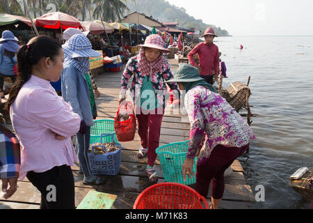 Kep Kambodscha crab Markt - lokale Frauen Sortierung der Fische und Krabben aus der Arretierung für den Markt, Kep, Kampot Province, Kambodscha, Asien Stockfoto