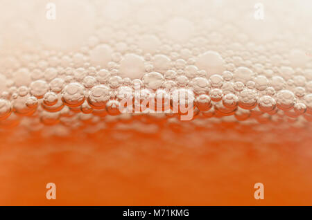 Luftblasen aus einem bier Schaum close-up auf ein halbes Glas Stockfoto