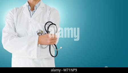 Arzt mit verschränkten Armen und Stethoskop Stockfoto