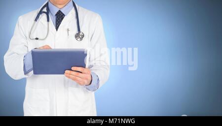 Männlicher Arzt holding Tablet Stockfoto