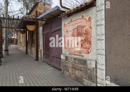 Jewpatoria, Krim, Russland - 28. Februar 2018: die Wand mit dem Bild der "zheval - das Viertel der Gastfreundschaft' auf Karaev Straße in die Stadt Jewpatoria Stockfoto