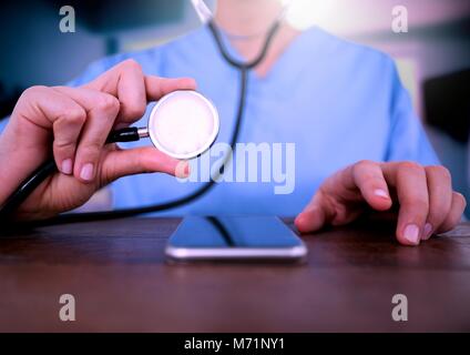 Arzt Holding Stethoskop Stockfoto