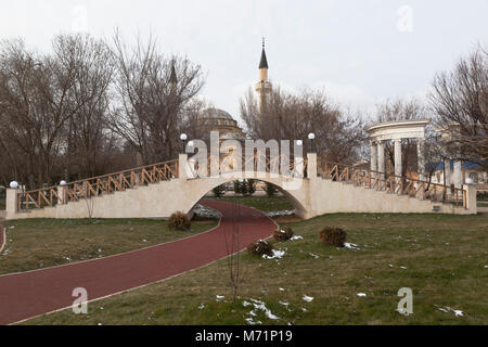 Brücke im Garten benannt nach Karaev im Ferienort Jewpatoria im Winter, Krim, Russland Stockfoto