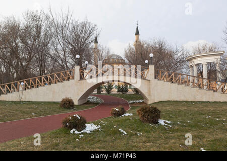 Landschaft mit einer Fußgängerbrücke im Garten benannt nach Karayev im Winter im Ferienort Jewpatoria, Krim, Russland Stockfoto