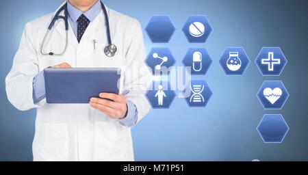 Männlicher Arzt holding Tablet mit medizinischen Schnittstelle hexagon Symbole Stockfoto