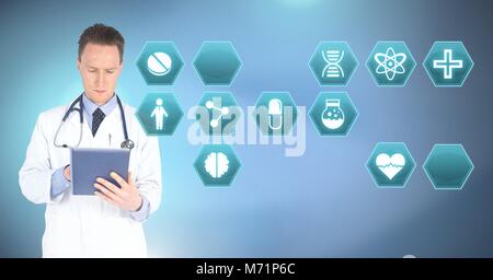Männlicher Arzt holding Tablet mit medizinischen Schnittstelle hexagon Symbole Stockfoto