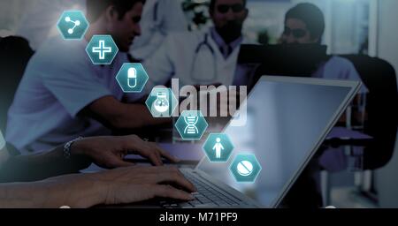 Arzt mit Laptop mit medizinischen Schnittstelle hexagon Symbole Stockfoto