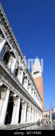 Saint Mark Square und alten Palast der Nationalen Bibliothek namens Biblioteca Marciana mit Flut und hohen Glockenturm in Venedig Italien Stockfoto