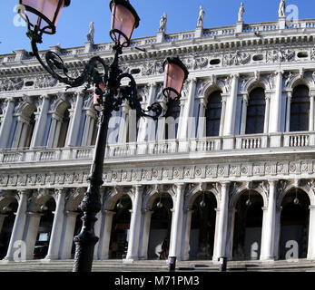 Saint Mark Square und alten Palast der Nationalen Bibliothek namens Biblioteca Marciana mit Flut in Venedig Italien Stockfoto