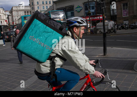 Deliveroo, Fast Food Delivery von imbissbuden in Liverpool, Merseyside. Großbritannien Stockfoto