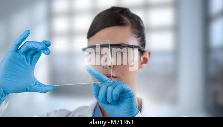 Ärztin Holding tablet Stockfoto
