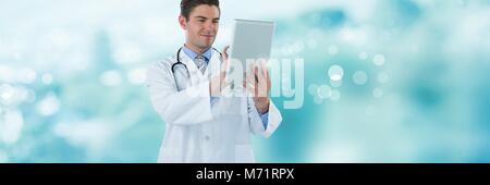 Männlicher Arzt holding Tablet Stockfoto