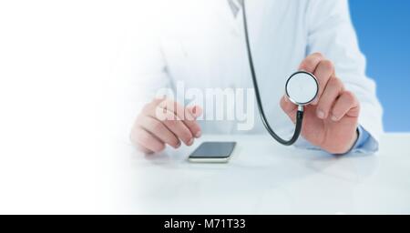 Männlichen Arzt Holding Stethoskop Stockfoto