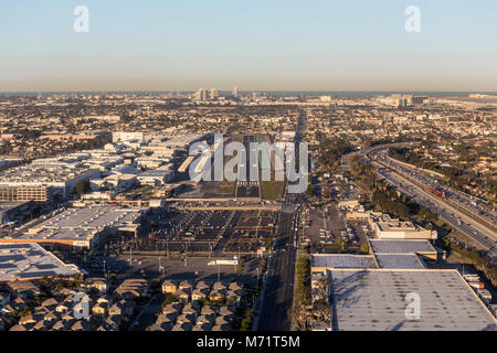 In Hawthorne, Kalifornien, USA - 20. Februar 2018: Flugzeug sicht Antenne auf Ansatz für kleine Landebahn in der Nähe von Los Angeles. Stockfoto