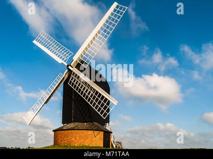 Die Mühle am Brill, Buckinghamshire, mit einem strahlend blauen Himmel und flauschigen weissen Wolken im Hintergrund. Stockfoto