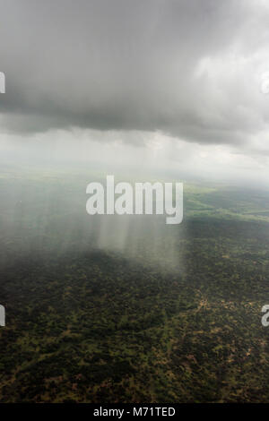 Luftaufnahme von einem Regensturm über den afrikanischen Busch, Serengeti, Tansania Stockfoto