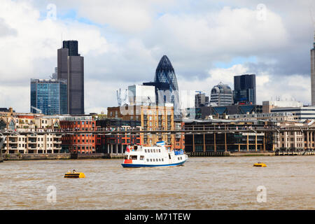 Blick über die Themse in London Skyline mit The Gherkin, Stockfoto