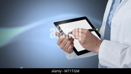 Arzt Holding tablet Stockfoto