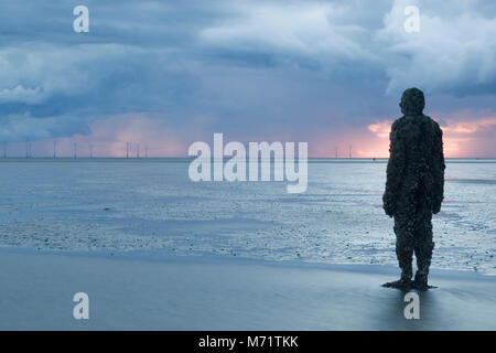 Antony Gormley von "einem anderen Ort" Küsten Skulptur, Merseyside, England, September Stockfoto