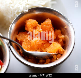 Leckeres indisches Essen in der Schüssel nehmen Nahaufnahme Bild Stockfoto