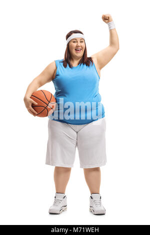 In voller Länge Porträt einer übergewichtigen Frau mit einem Basketball und gestikulierend Glück auf weißem Hintergrund Stockfoto