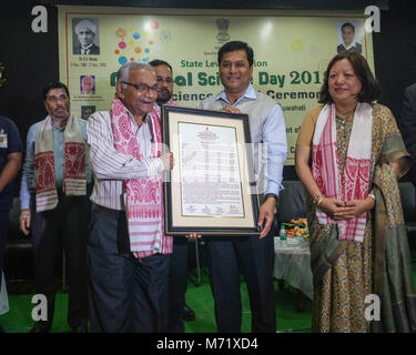 Guwahati, Indien. 07 Mär, 2018. Chief Minister von Assam Sarbananda Sonowal verlosen Lifetime Achievement Award an Dr. Dhirendra Nath Barthakur während des Nationalen Tag der Wissenschaft 2018 und Stand der Wissenschaft Preisverleihung durch Wissenschaft und Technologie Abteilung Regierung von Assam organisiert. Quelle: David Talukdar/Pacific Press/Alamy leben Nachrichten Stockfoto