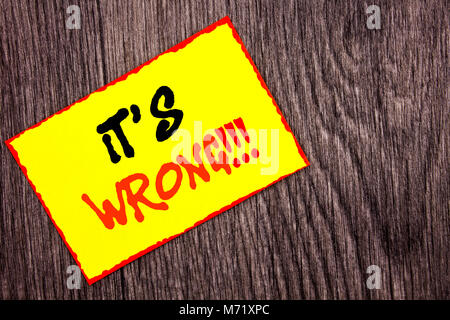 Konzeptionelle Hand schreiben Text zeigt, dass es falsch ist. Konzept Bedeutung Richtige richtige Entscheidung zu treffen oder Fehler Beratung schriftliche Gelbe Haftnotiz Papier. Stockfoto
