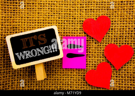 Schreiben Text zeigt, dass es falsch ist. Konzept Bedeutung Richtige richtige Entscheidung zu treffen oder Fehler Beratung schriftliche Blackboard equatiMeaning Liebe Herz der Te Stockfoto