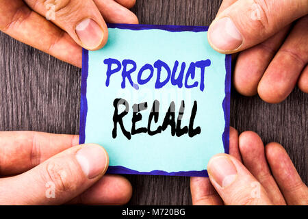 Handschrift Ansagetext angezeigt Produktrückruf. Konzeptionelle Foto zurück erstattet für Produkte Mängel schriftliche Notiz Paper Holding Han abrufen Stockfoto