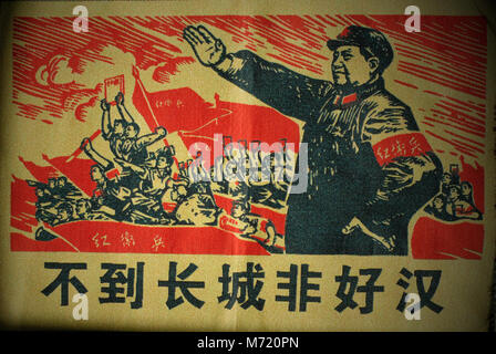 Ein Fabric Poster während der chinesischen Kulturrevolution. Die chinesischen Schriftzeichen lesen,', bis Sie die Große Mauer zu erreichen, du bist kein Held", einem chinesischen Zitat von Mao Zedong. Stockfoto